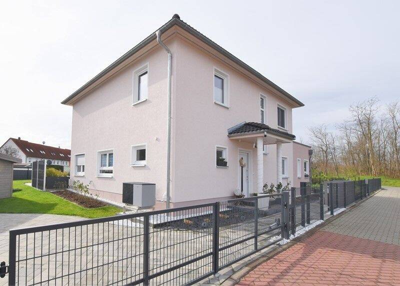 Moderner Neubau mit Pool und Photovoltaik in ruhiger Lage – Großenhain – Bild 1 von 9