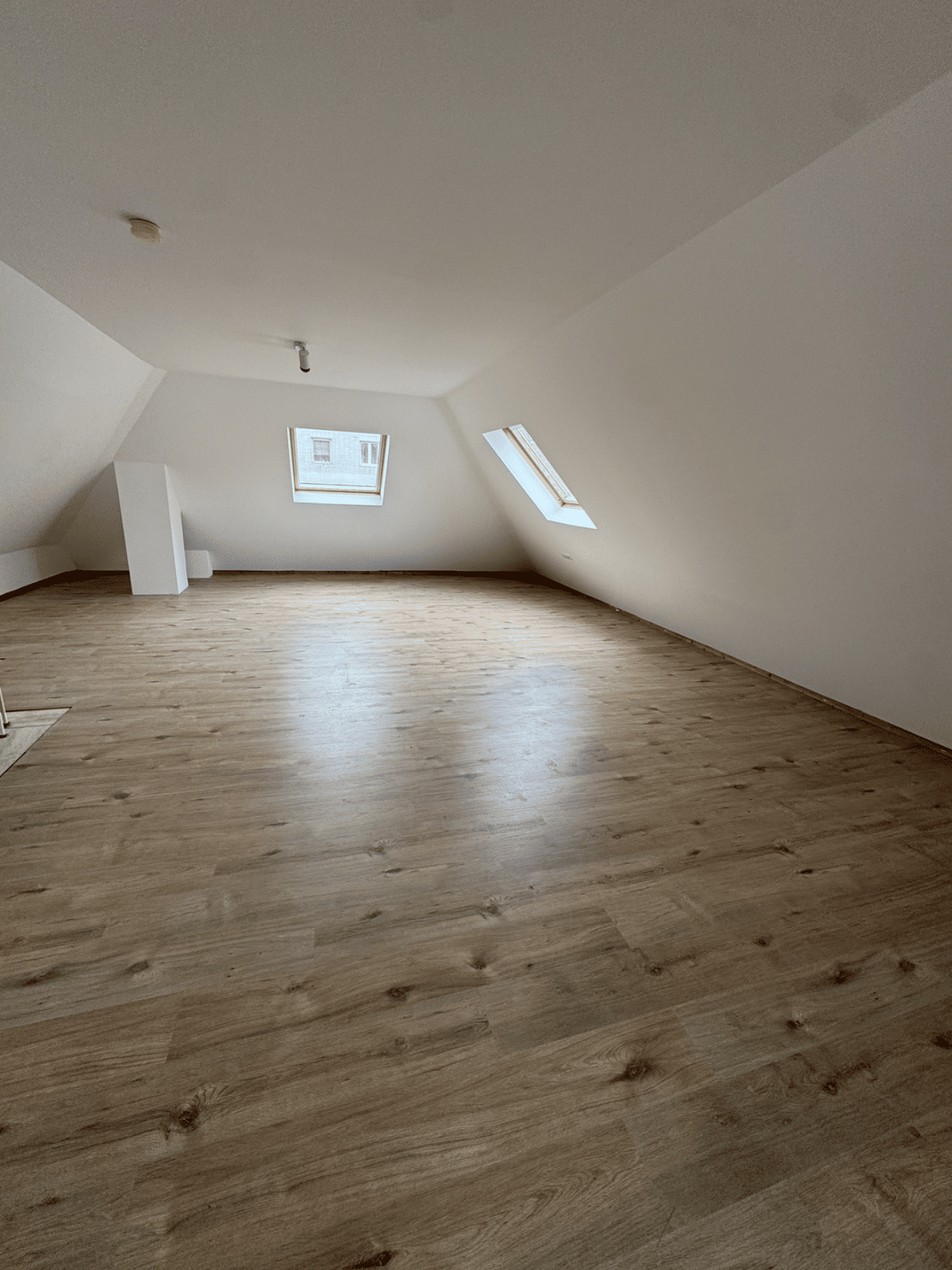 Frisch renovierte 4 Zimmer Maisonetten Wohnung mitten in Köln – 50827 Köln – Bild 1 von 9