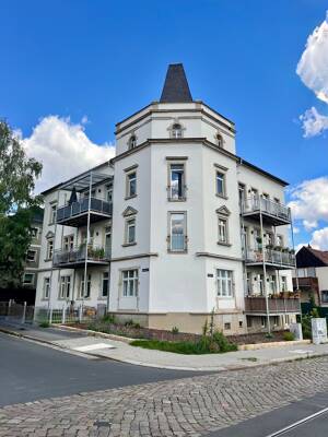 Provisionsfrei!! Neuwertig - vollständig renovierte 3 Raumwohnung mit Balkon und Blick über die Stadt.