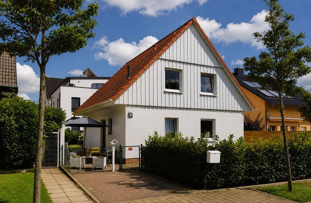 Attraktives Einfamilienhaus- 5 Zimmer, hochwertige Einbauküche und familienfreundliches Wohnambiente – Berlin – Bild 1 von 9