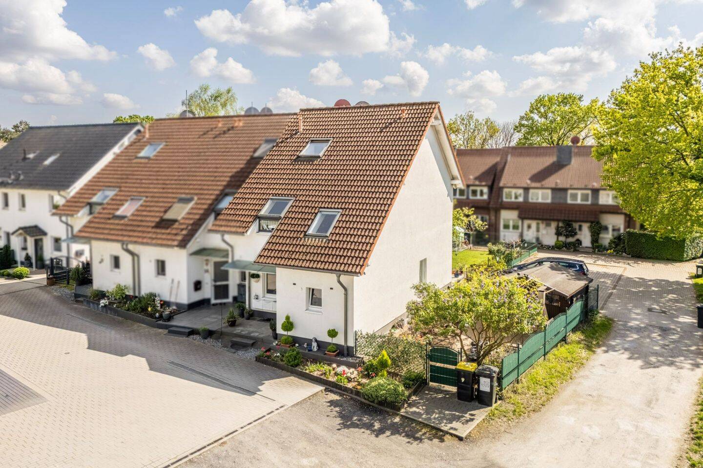 Sonniges Familienidyll - großzügiges Reiheneckhaus mit gehobener Ausstattung und Südgarten