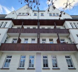 Komfortabel wohnen: Geräumige Wohnküche, überdachter Balkon & Bad mit Wanne/Dusche (Stellplatz mgl.) – 9130 Chemnitz – Vorschaubild 7