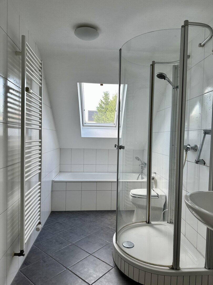 Gedämmte, helle Dachgeschosswohnung, 3 Zimmer + Arbeitszimmer mit Panoramablick auf der Bellevue – Saarbrücken – Vorschaubild 6