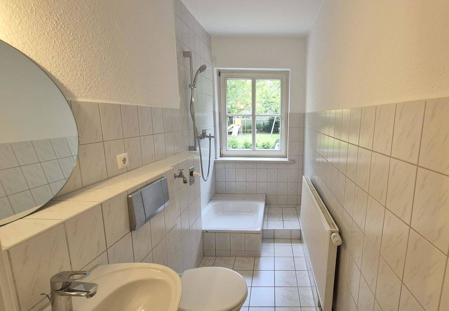 ... mit Blick zum Innenhof - renoviertes 2-Zimmer-Apartment + Tageslichtbad + separate Küche – Rostock – Vorschaubild 4