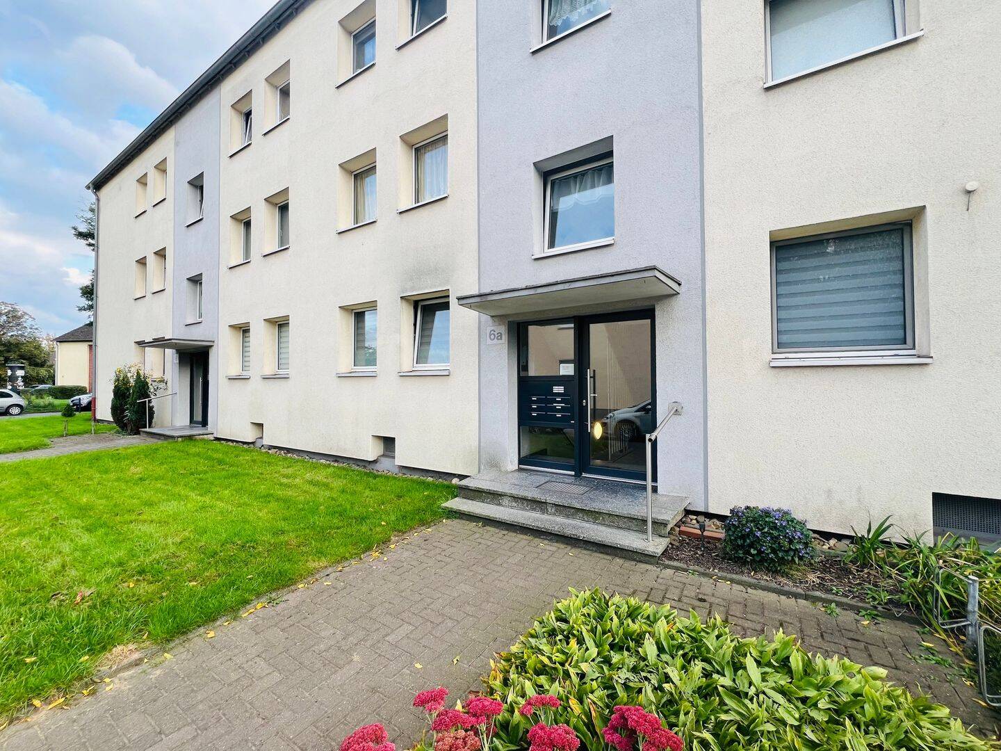KERNSANIERT 2022! _ 3-RAUM-WOHNUNG MIT DUSCH-BAD UND SÜD-BALKON! _ MALERARBEITEN ERFORDERLICH!