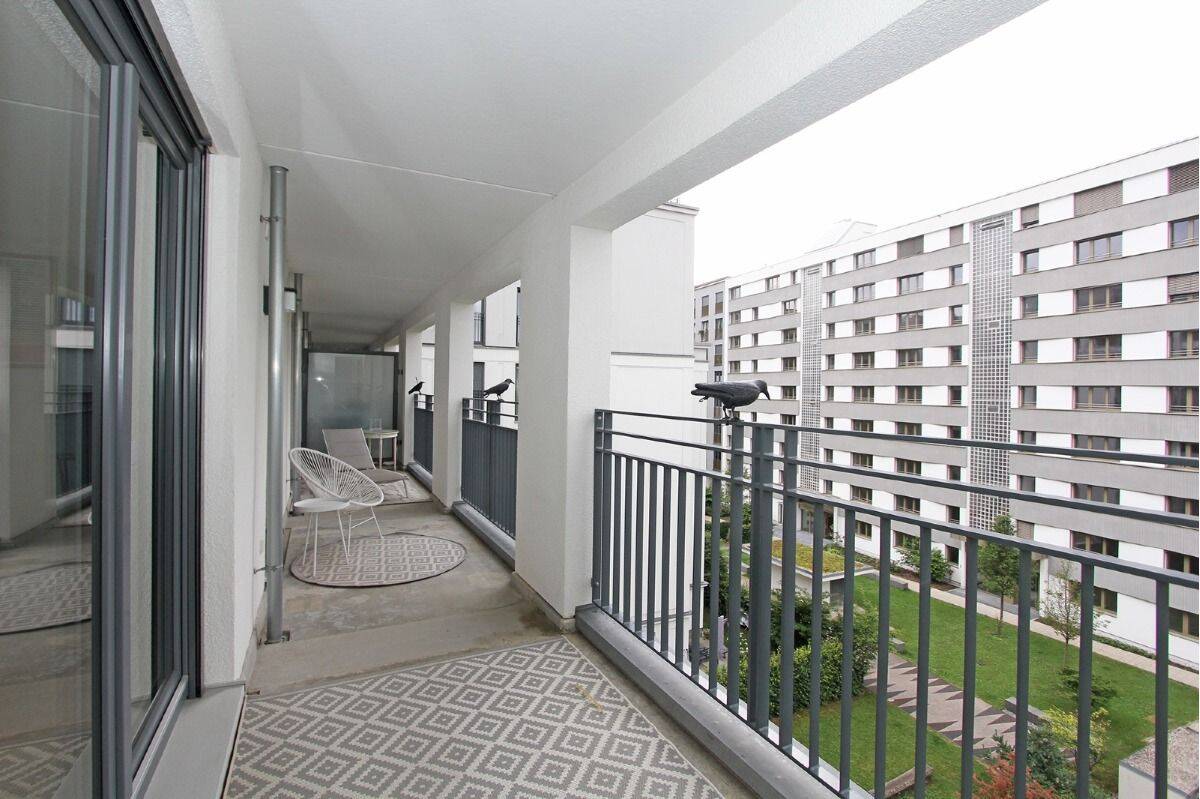 Möblierte 3-Zi-Whg mit großem, sonnigem Balkon und Tiefgarage in München-Bogenhausen – München – Vorschaubild 3