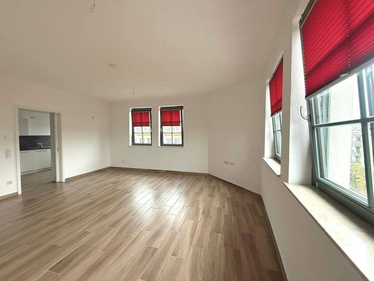 3-Raum-Penthousewohnung mit Weitblick + Lift + Carport + EBK – 9112 Chemnitz – Bild 1 von 9
