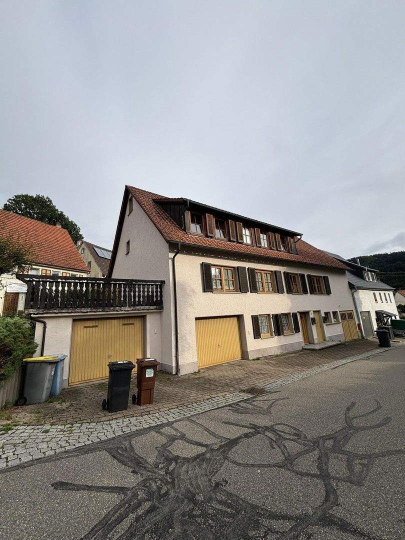 Zweifamilienhaus mit Scheune und Ausbaupotential in Reichenbach a. H. - saniert, gepflegt, vermietet – Reichenbach am Heuberg – Bild 1 von 9