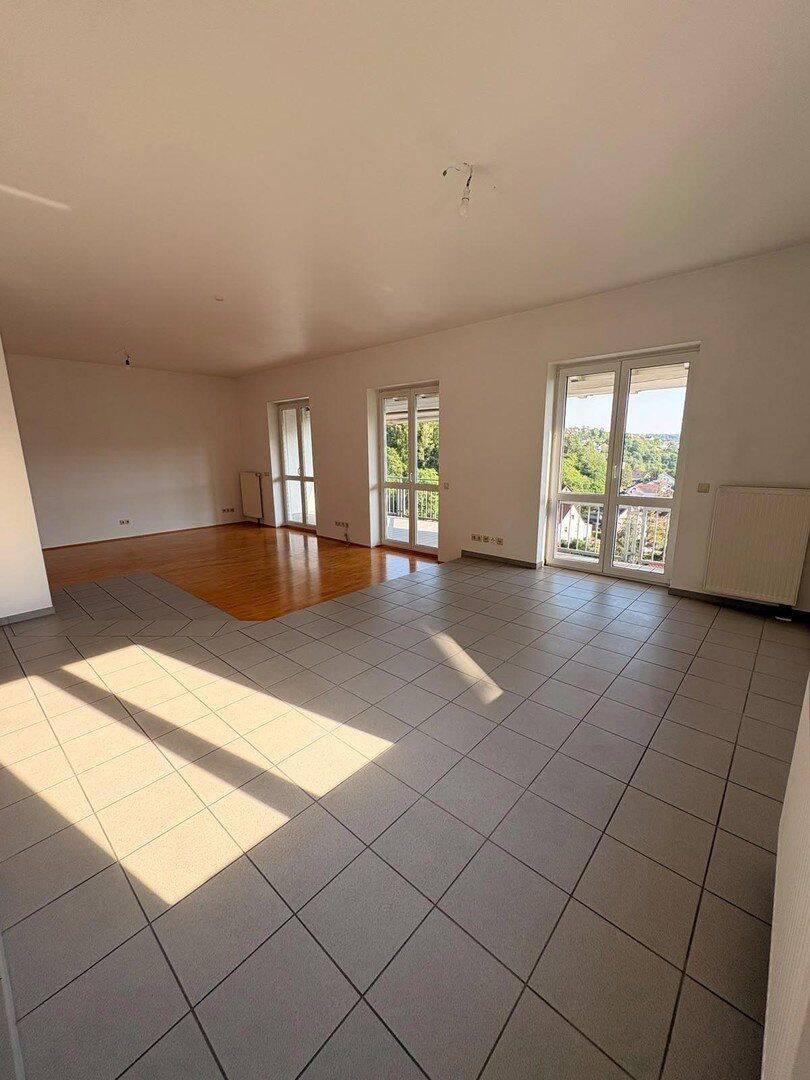 Wohnen wie im Haus: 4-Zimmer-Maisonette mit Talblick, Balkon und Carport – Würzburg – Vorschaubild 3