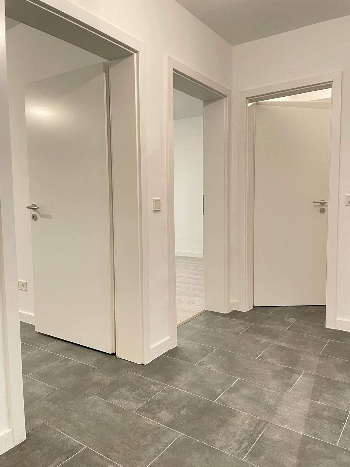 Helle, modernisierte 2-Zimmer-Wohnung mit Balkon in zentraler Lage von Köln-Nippes – 50733 Köln – Bild 1 von 9
