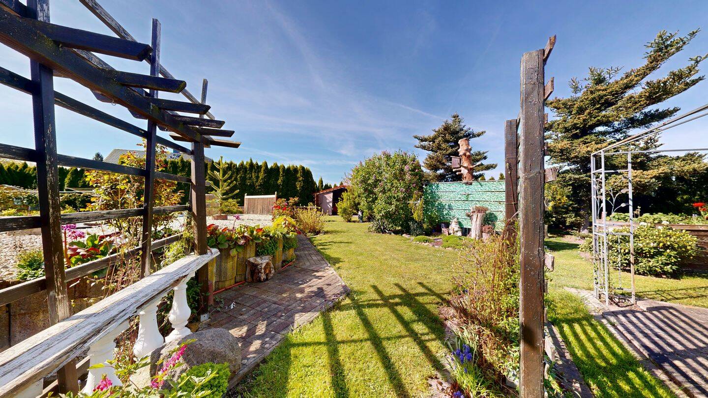 Freistehendes Einfamilienhaus mit großem Grundstück | Pool | Wintergarten | 2 Garagen – Bad Lausick – Vorschaubild 9