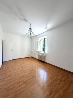 2 Zimmer Wohnung mit zwei Stellplätzen und Blick ins Grüne in Berlin Charlottenburg