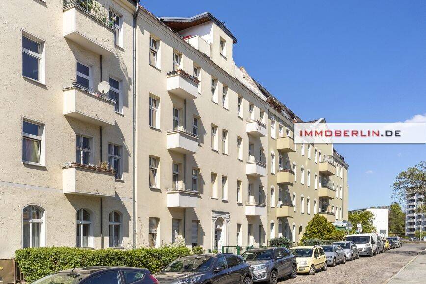 IMMOBERLIN.DE - Schönes Ambiente: Altbauwohnung mit Balkon in ruhiger Stadtlage – Berlin – Bild 1 von 9