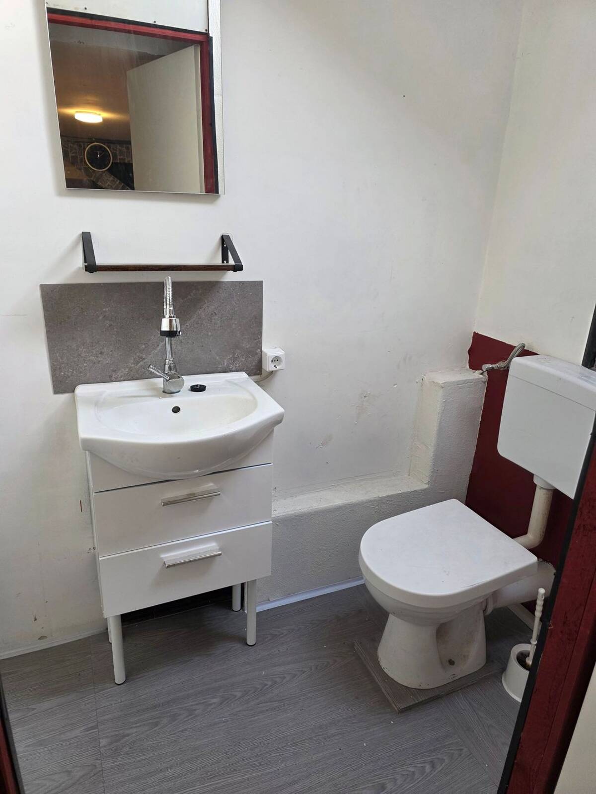 Möblierte Dachgeschosswohnung in Ludwigshafen-Mundenheim – 67065 Ludwigshafen am Rhein – Bild 1 von 6