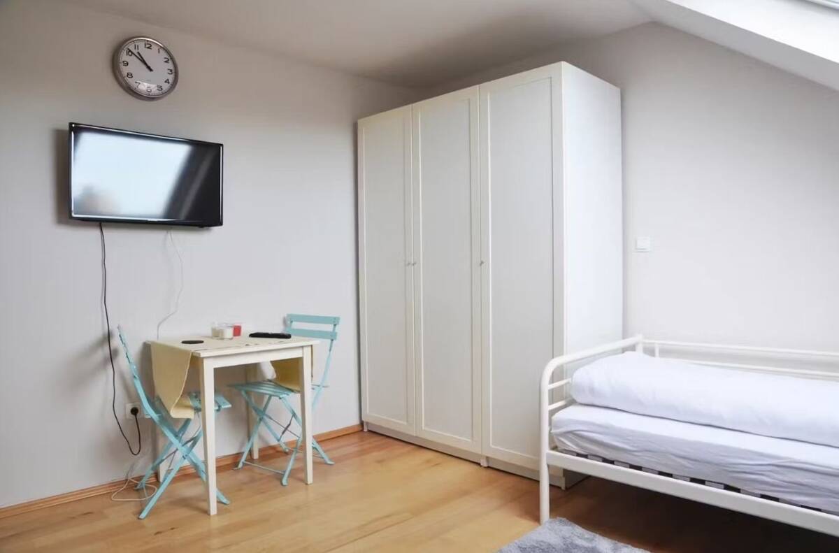 WohnRaumAgentur Möbliertes Apartment in Sachsenhausen – 60594 Frankfurt am Main – Bild 1 von 5