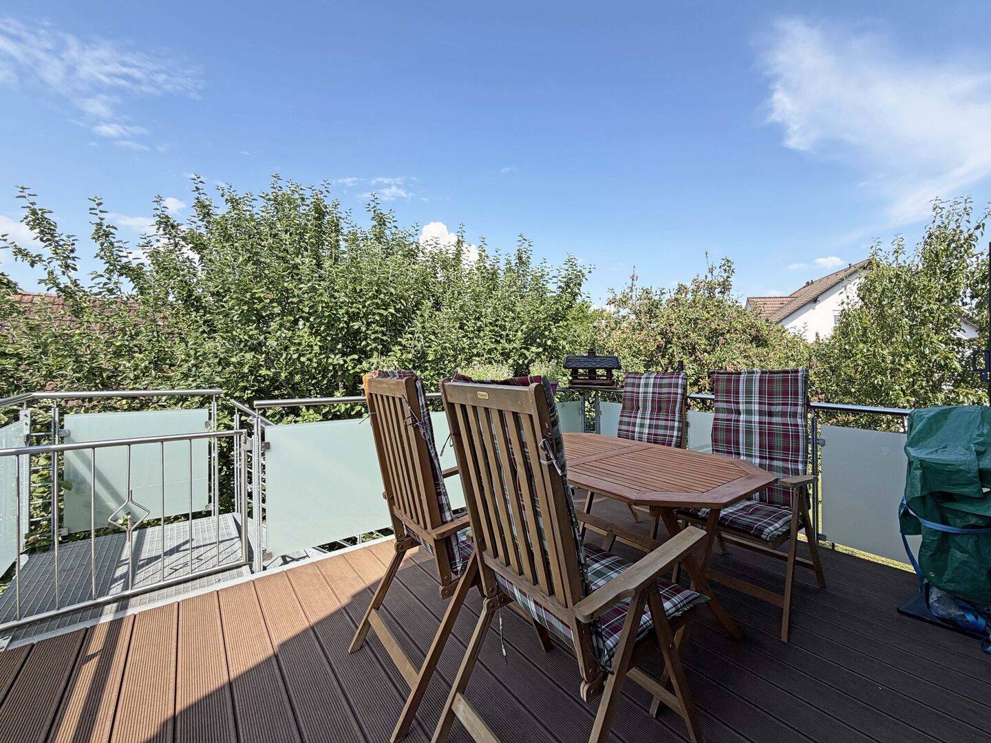 Doppelt wohnen, einfach glücklich. 2 Wohnungen. 6 Zimmer auf 163 m². Gartenoase. Terrassen. Garagen. – Aldingen – Vorschaubild 4