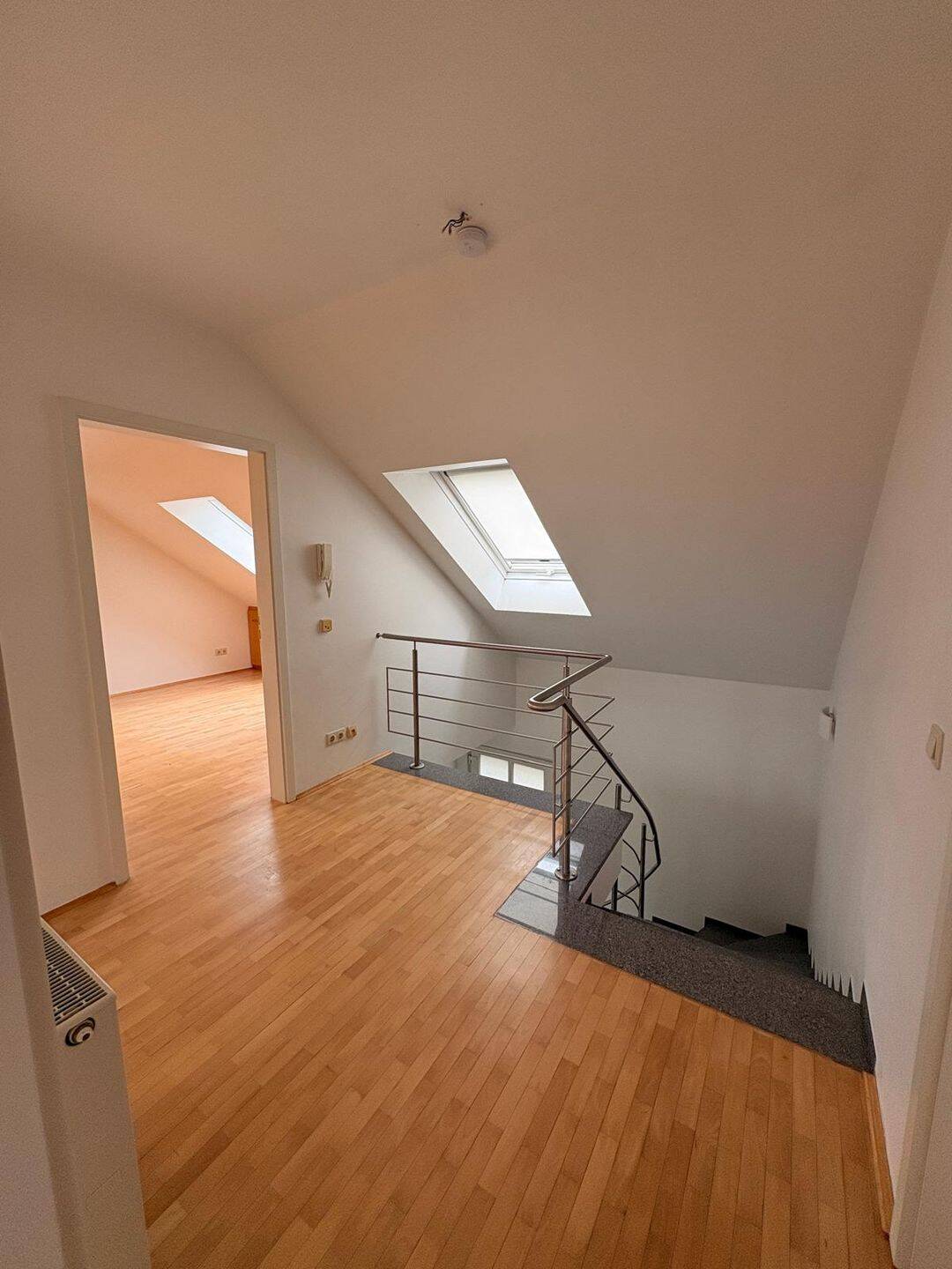 Maisonette mit Hausgefühl: 4 Zimmer, separater Eingang, Panoramabalkon, Bulthaup-Küche, 2 Stellplätze – Würzburg – Vorschaubild 5