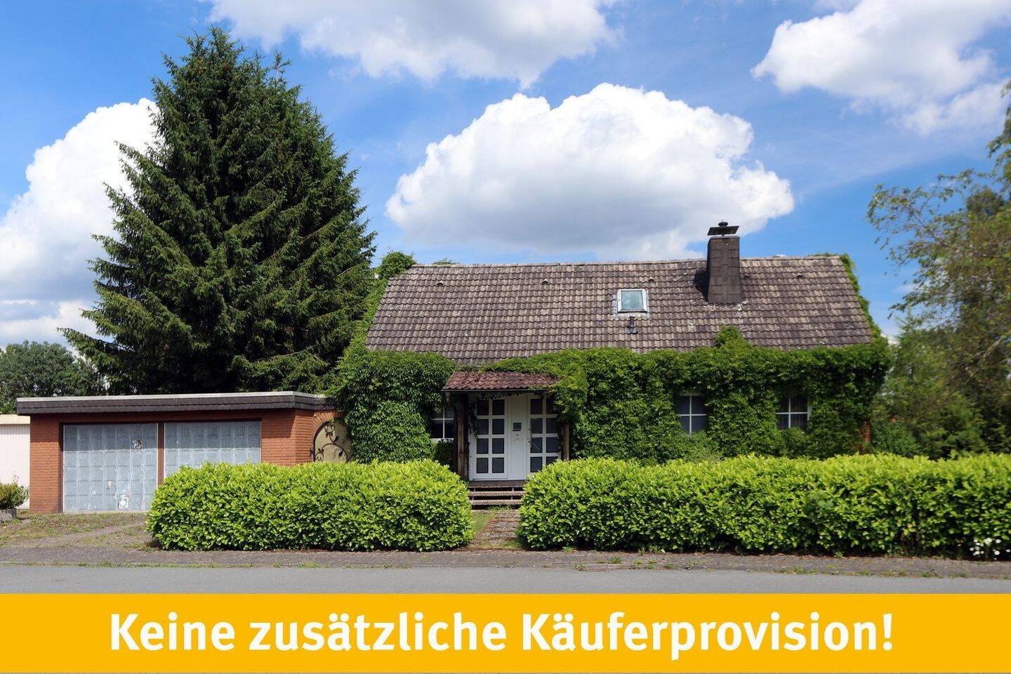 Freistehender Bungalow mit einer Einliegerwohnung, einer Doppelgarage und einem großen Garten