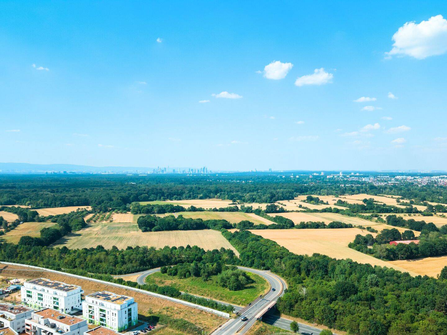 MODERN LIVING - Exklusive, vollausgestattete 3-Zimmer-Wohnung mit Dachgarten, EBK & 2 Stellplätzen – Langen – Vorschaubild 2