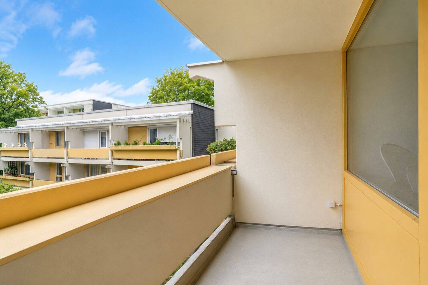 Helles Apartment mit großzügigem Balkon mit Blick ins Grüne – München – Vorschaubild 2