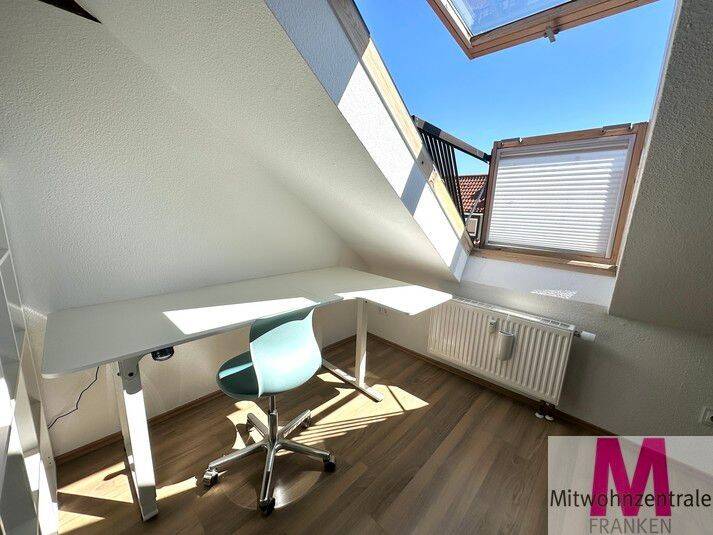 Stilvolles Wohnen unter dem Dach Hochwertig möblierte 2-Zimmer-Wohnung mit sichtbaren Holzbalken – Nürnberg – Vorschaubild 4