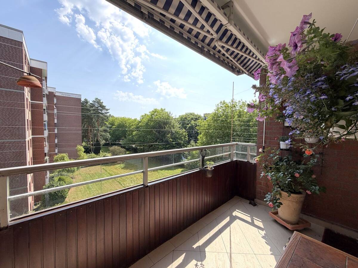 Blick ins Grüne: Bezugsfreie 2-Zimmer-Wohnung mit Tiefgaragenstellplatz in Hamburg-Rahlstedt – 22147 Hamburg – Bild 1 von 9