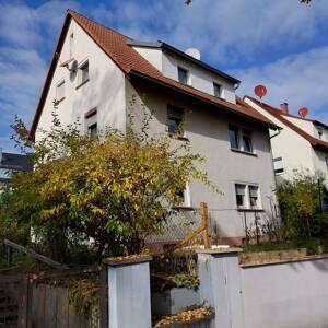 3-Zi.-Wohnung im 1. OG eines 3-Familienhauses - aus dem Dornröschenschlaf zum neuen Zuhause