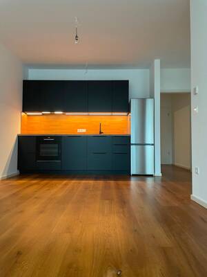 Frisch renovierte 2-Zimmer-Wohnung mit Loggia in Berlin-Friedrichshain – 10247 Berlin – Vorschaubild 2