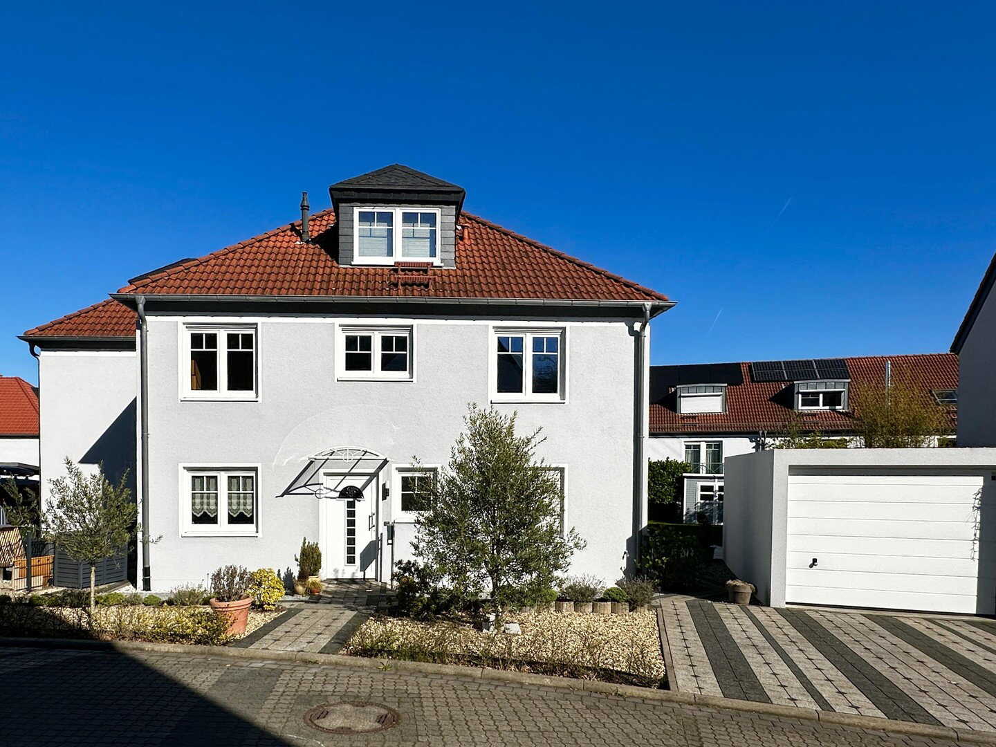 VON PRIVAT: Große Stadtvilla mit Wintergarten in Bad Vilbel-Dortelweil - letzte Gelegenheit – Bad Vilbel – Bild 1 von 9