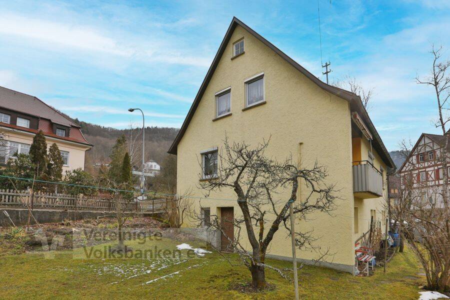 Freistehendes Einfamilienhaus mit Garage und gepflegter Gartenfläche