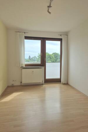 97 m² mit Fernsicht, 3 Balkonen, 2 Stellplätzen, Aufzug und Bushaltestelle vor der Tür – 70565 Stuttgart – Vorschaubild 3