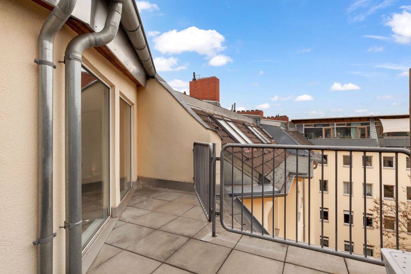 Lichtdurchflutetes Penthouse Feeling - Große Dachgeschosswohnung mit Terrasse im Stephankiez – Berlin – Vorschaubild 3