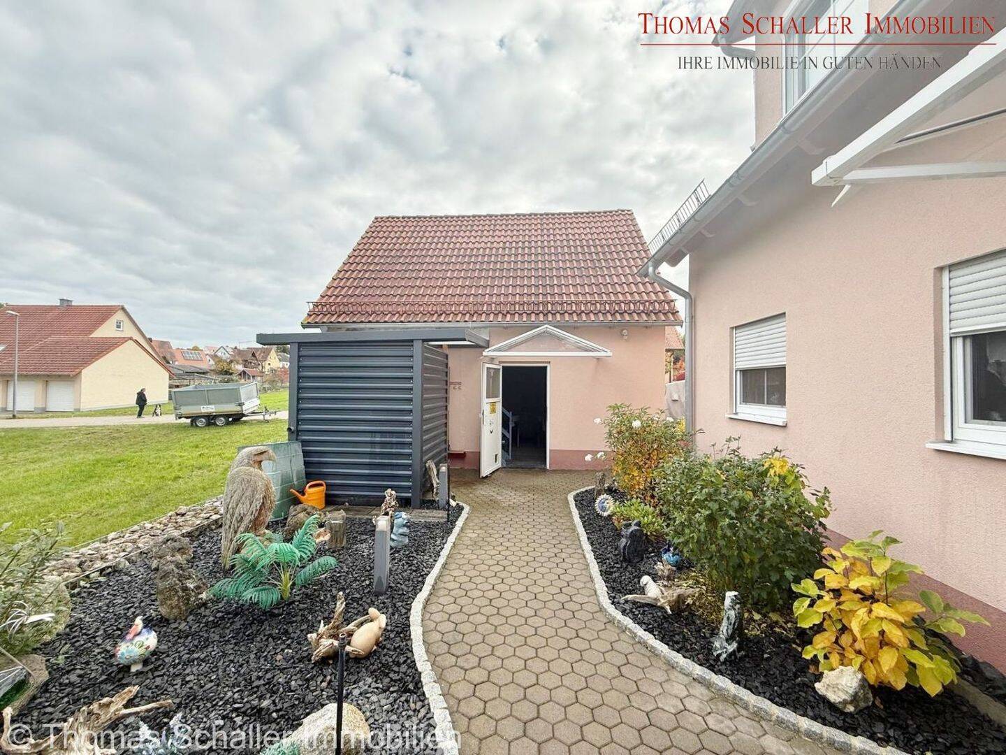Hochwertiges 3-Familienhaus mit Einliegerwohnung, PV-Anlage & Gartenparadies – Abenberg – Vorschaubild 4