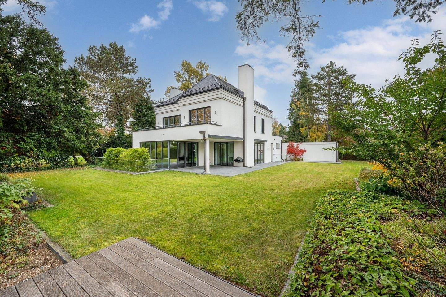 AIGNER - Exklusive Villa in München - Pullach: Ihr Traumhaus auf großzügigem Eckgrundstück – Pullach im Isartal – Bild 1 von 9