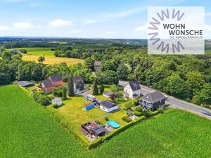 Zweifamilienhaus mit Fernblick, Nebengebäuden & großem Grundstück