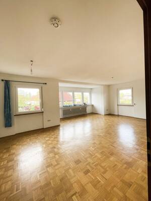 Wohnen auf zwei Ebenen 5-Zimmer-Maisonette-Wohnung mit Balkon und zwei Tiefgaragenstellplätzen