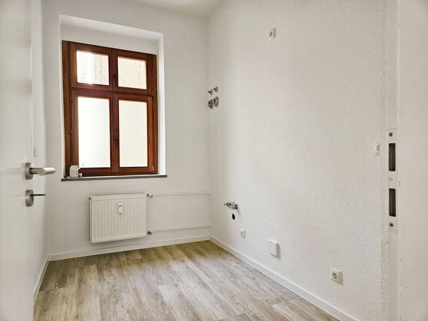 Mit Video: Frisch saniert - 2 Zimmer mit Tageslichtbad und Einbauküche! – Magdeburg – Vorschaubild 8