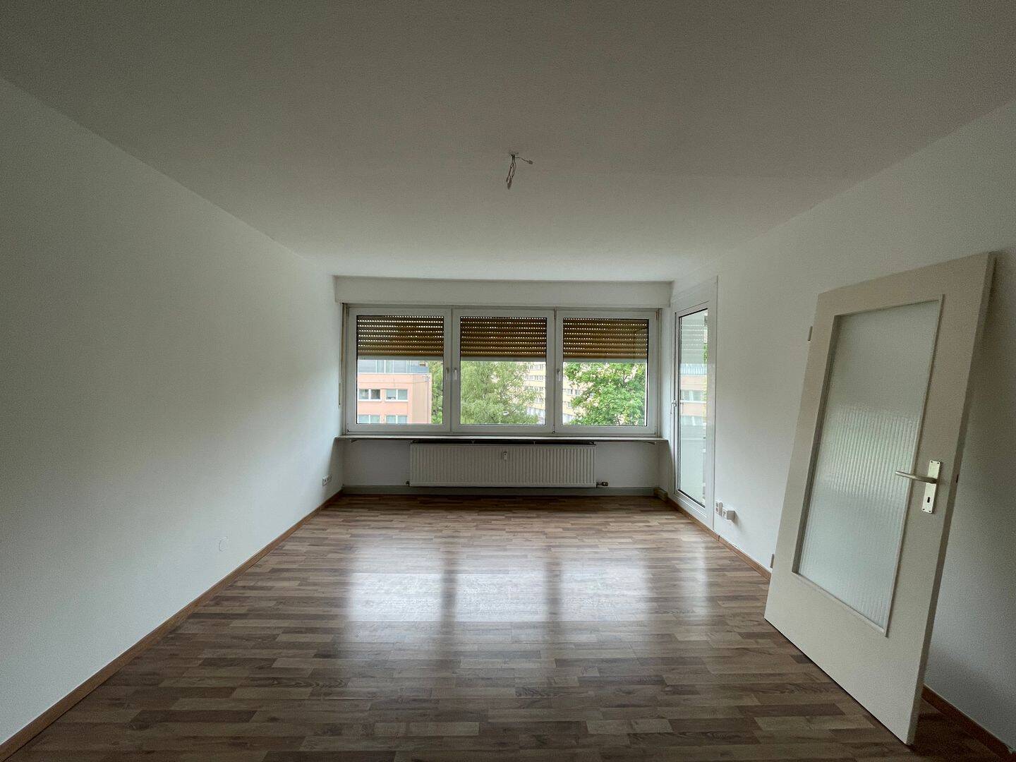 Renovierte 3-Zimmer-Wohnung mit Einbauküche in guter Lage – Erlangen – Bild 1 von 7
