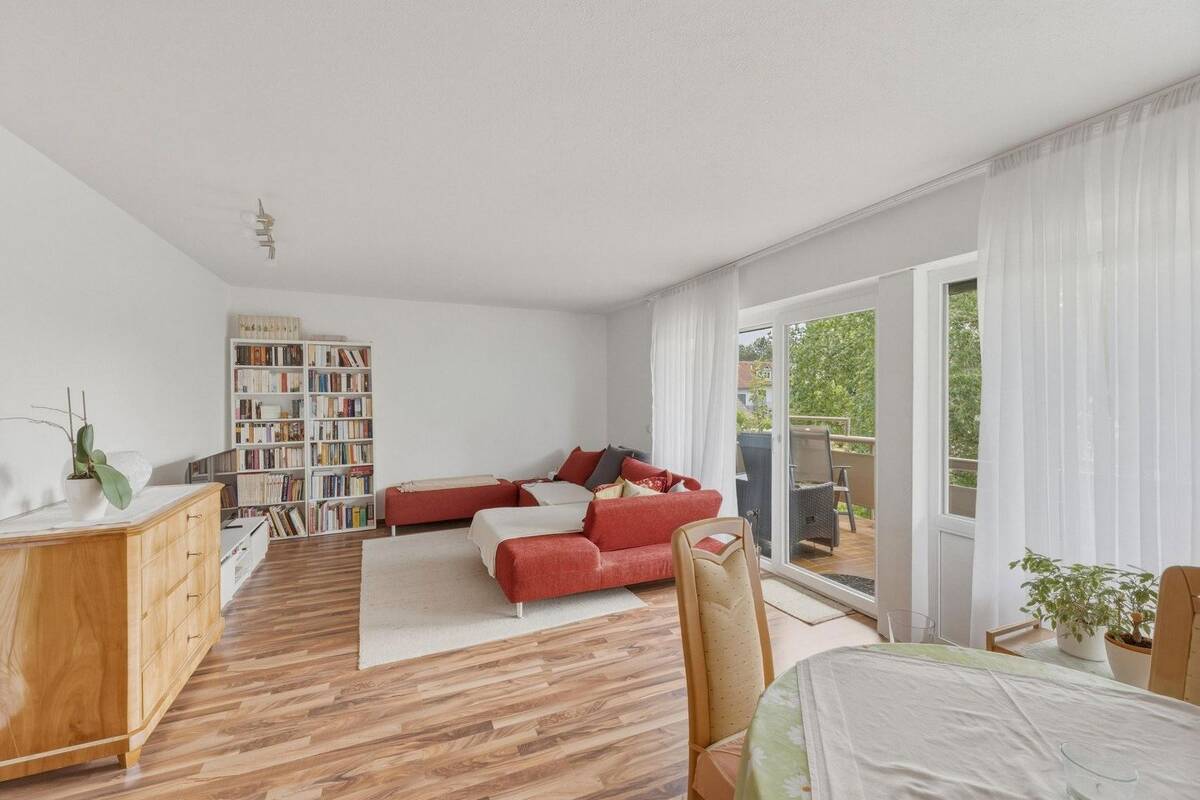 Helle Wohnung mit Südbalkon und Einzelgarage – 88662 Überlingen – Bild 1 von 9