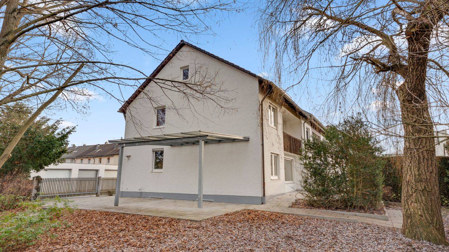 Hochwertig modernisiert! Doppelhaushälfte mit traumhaftem Grundstück direkt an der S1 – Schwaig bei Nürnberg – Vorschaubild 2