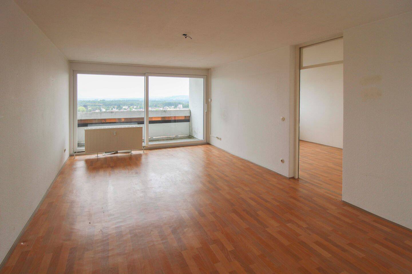 Sehr schön aufgeteilte 3-Zimmer-Wohnung mit traumhaftem Blick und Schwimmbad in Neu-Ulm – Neu-Ulm – Vorschaubild 2