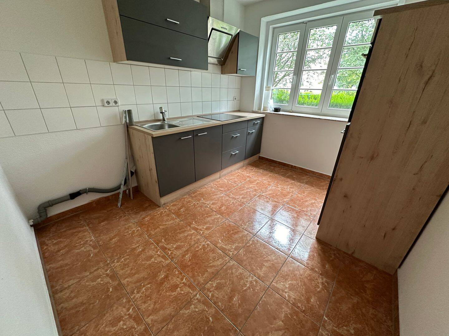 Frei ab 1.10. - zzgl EBK *** ! Bad mit Wanne / Balkon / Stellplatz u.v.m.