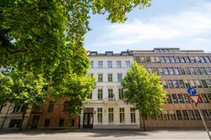 Luxuriöse sanierte Altbauwohnung in Bestlage - Mit Dachterrasse, Stellplatz und Blick ins Grüne