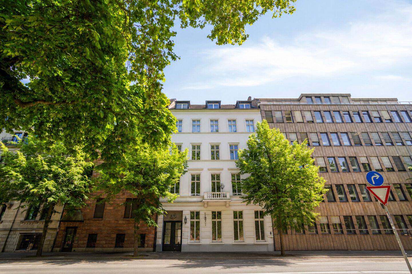 Luxuriöse sanierte Altbauwohnung in Bestlage - Mit Dachterrasse, Stellplatz und Blick ins Grüne
