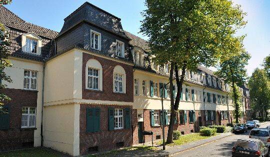 *großzügige 2-Zimmerwohnung in Renovierungsphase sucht neue Mieter*