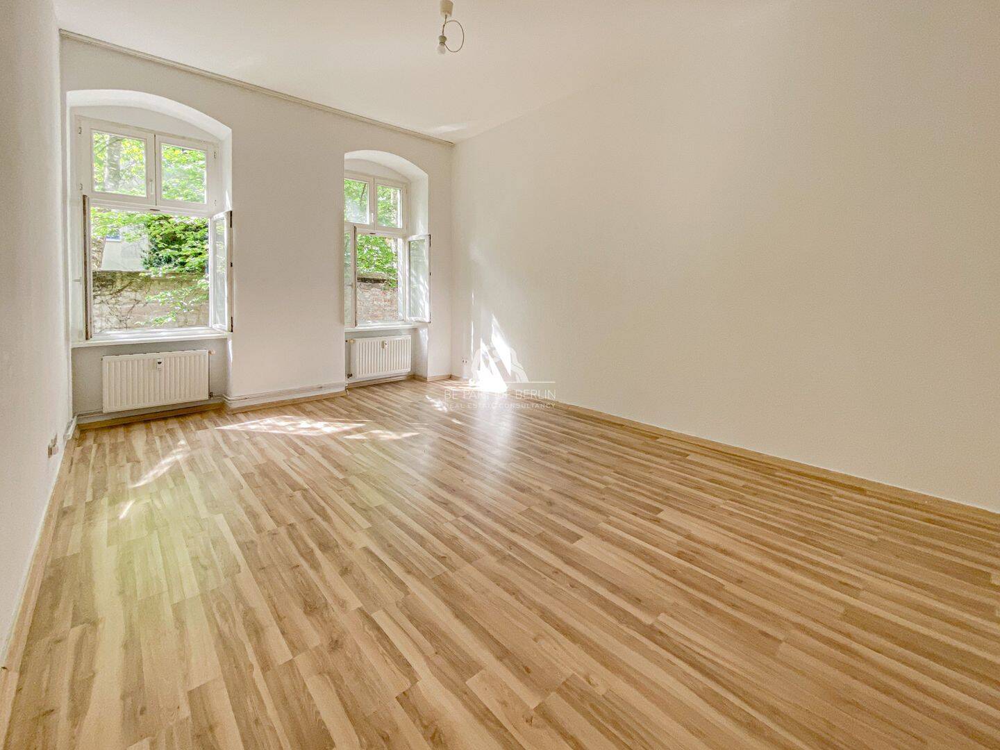 EINMALIGE GELEGENHEIT! GROßZÜGIGE & INTERESSANTE ALTBAUWOHNUNG MIT CA. 48 m² GARTEN! PROVISIONSFREI! – Berlin – Bild 1 von 9