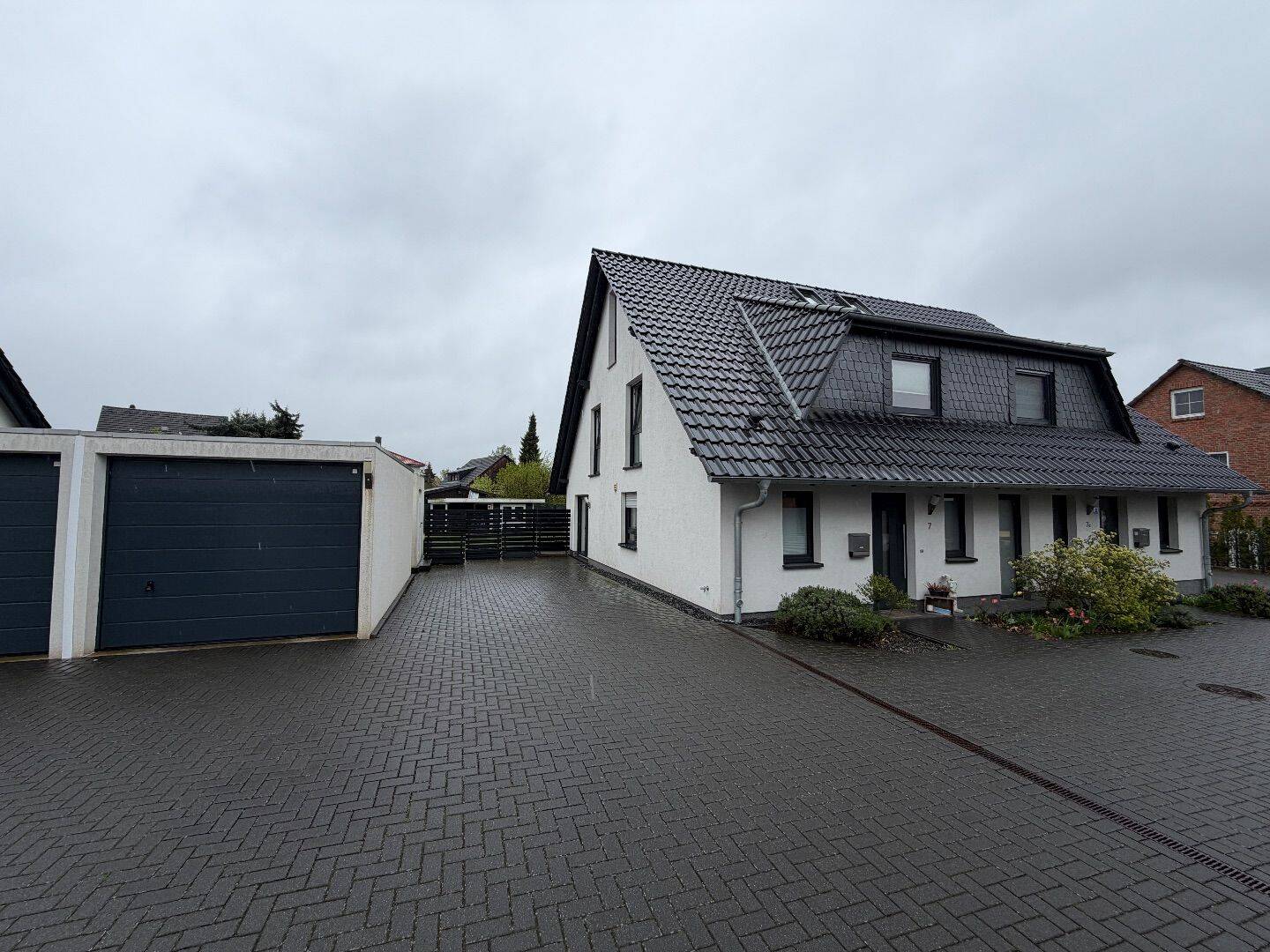 Elegante Doppelhaushälfte mit Garage in Wolfsburg – Wolfsburg – Bild 1 von 2