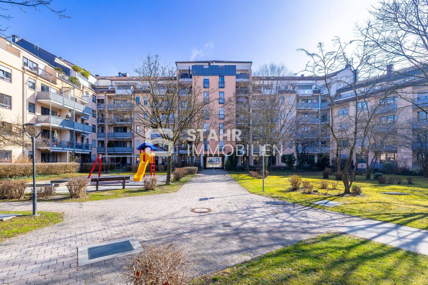 Leichhausen - Sonnige Wohnung mit Dachterrasse, EBK und TG