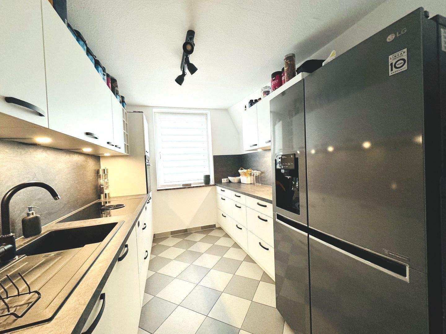 Helle 4 Zimmer Wohnung mit 2 Balkonen, großer Dachterrasse (60 qm), exklusivem Badezimmer mit Eckbadewanne und Stellplatz mit Anschluß für E Auto – Fürth – Vorschaubild 3