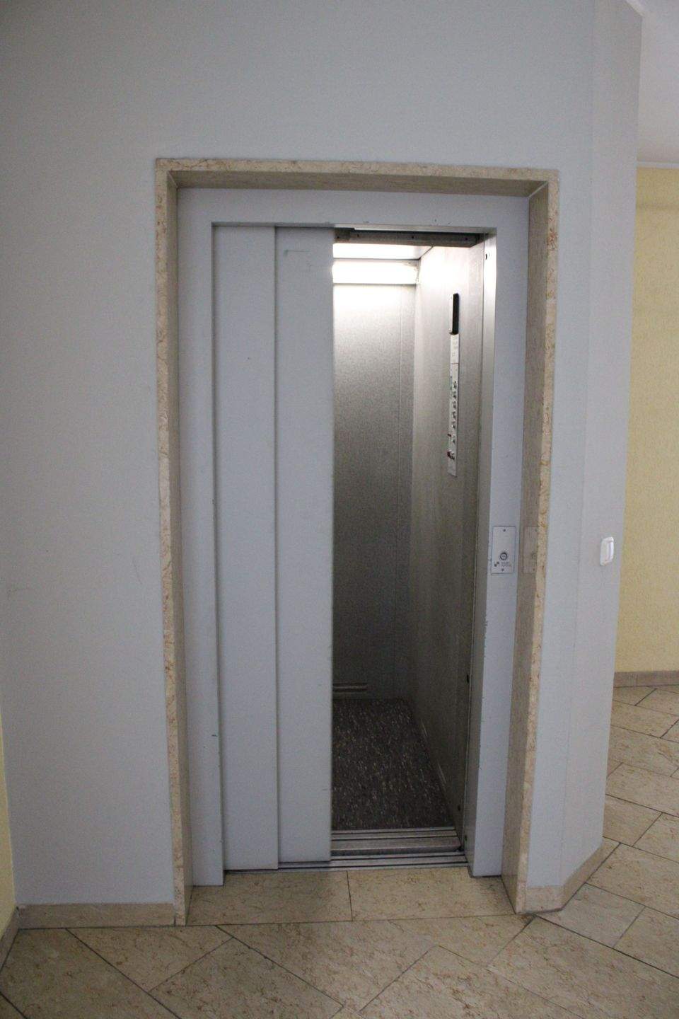Lichtdurchflutete 1-Zimmer-Wohnung mit Parkblick und Balkon – Straubing – Vorschaubild 6
